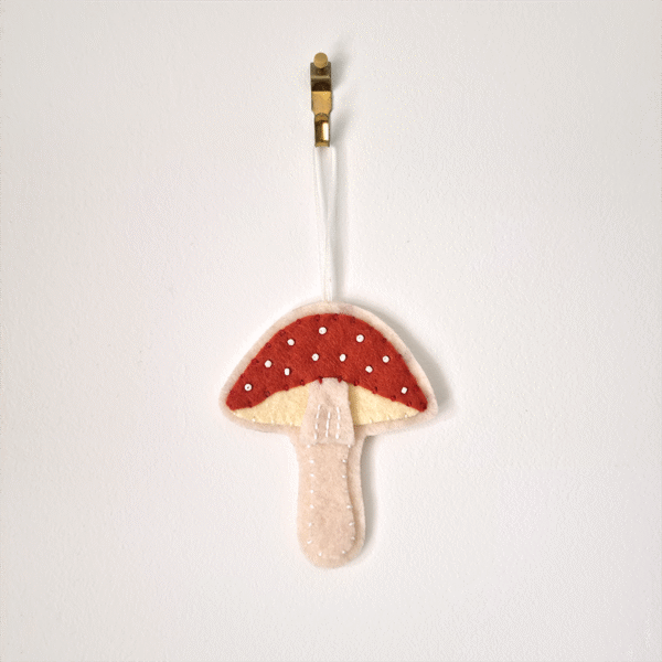 Élément décoratif à suspendre feutrine champignon