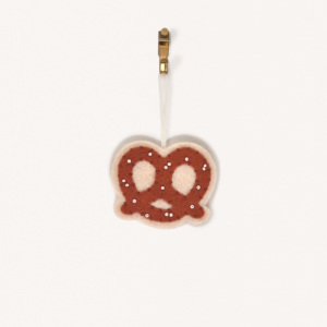 Élément décoratif à suspendre feutrine bretzel