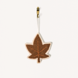 Élément décoratif à suspendre feutrine feuille érable